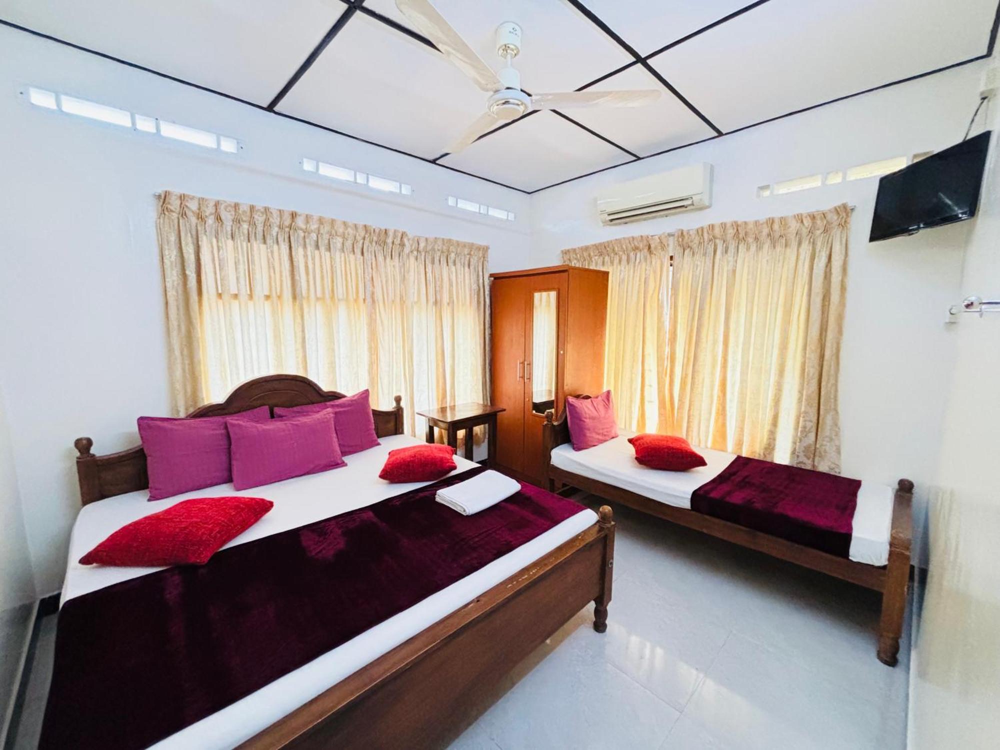 Yaarl Holiday Jaffna Buitenkant foto