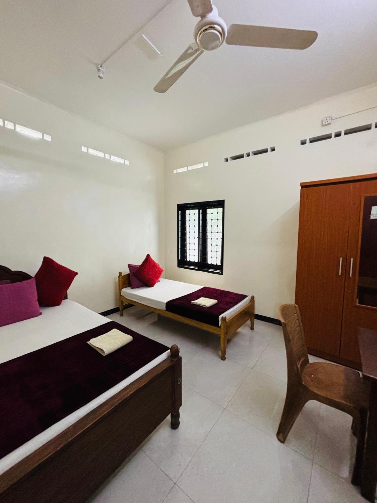 Yaarl Holiday Jaffna Buitenkant foto