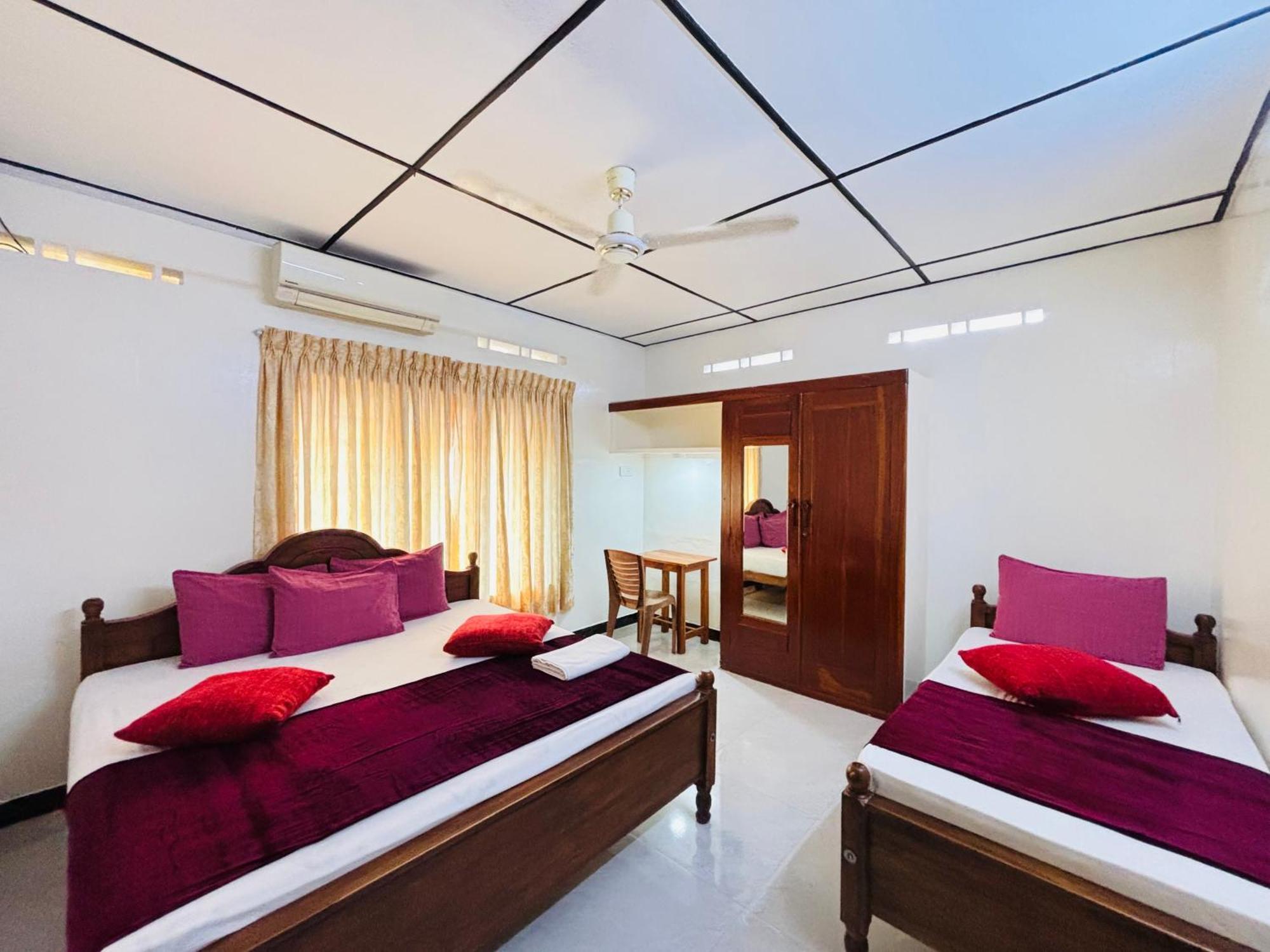 Yaarl Holiday Jaffna Buitenkant foto